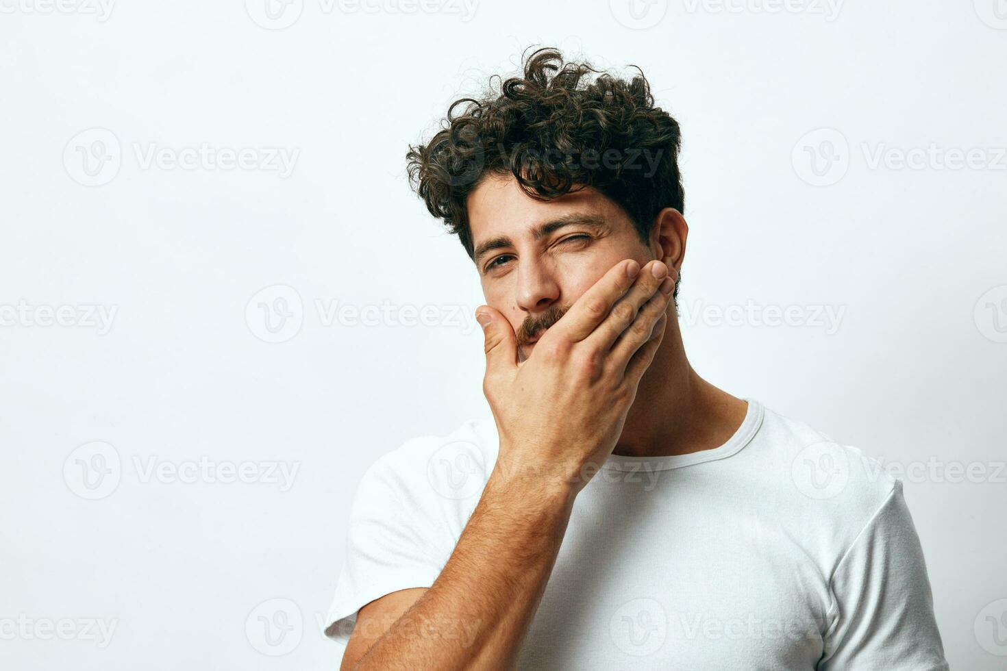 T-Shirt Mann spanisch cool Gesicht Hintergrund Lächeln Mode Lebensstil Weiß zuversichtlich männlich Porträt isoliert Hipster foto