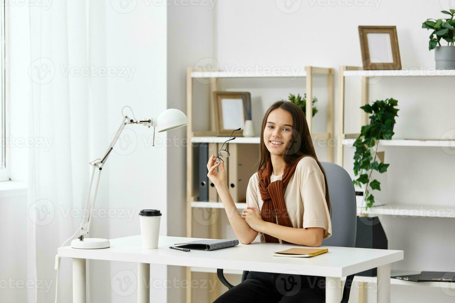 Mädchen Prüfung Vorbereitung Notizbuch Tabelle Schülerin Teenager Bildung Schreibtisch Schüler foto