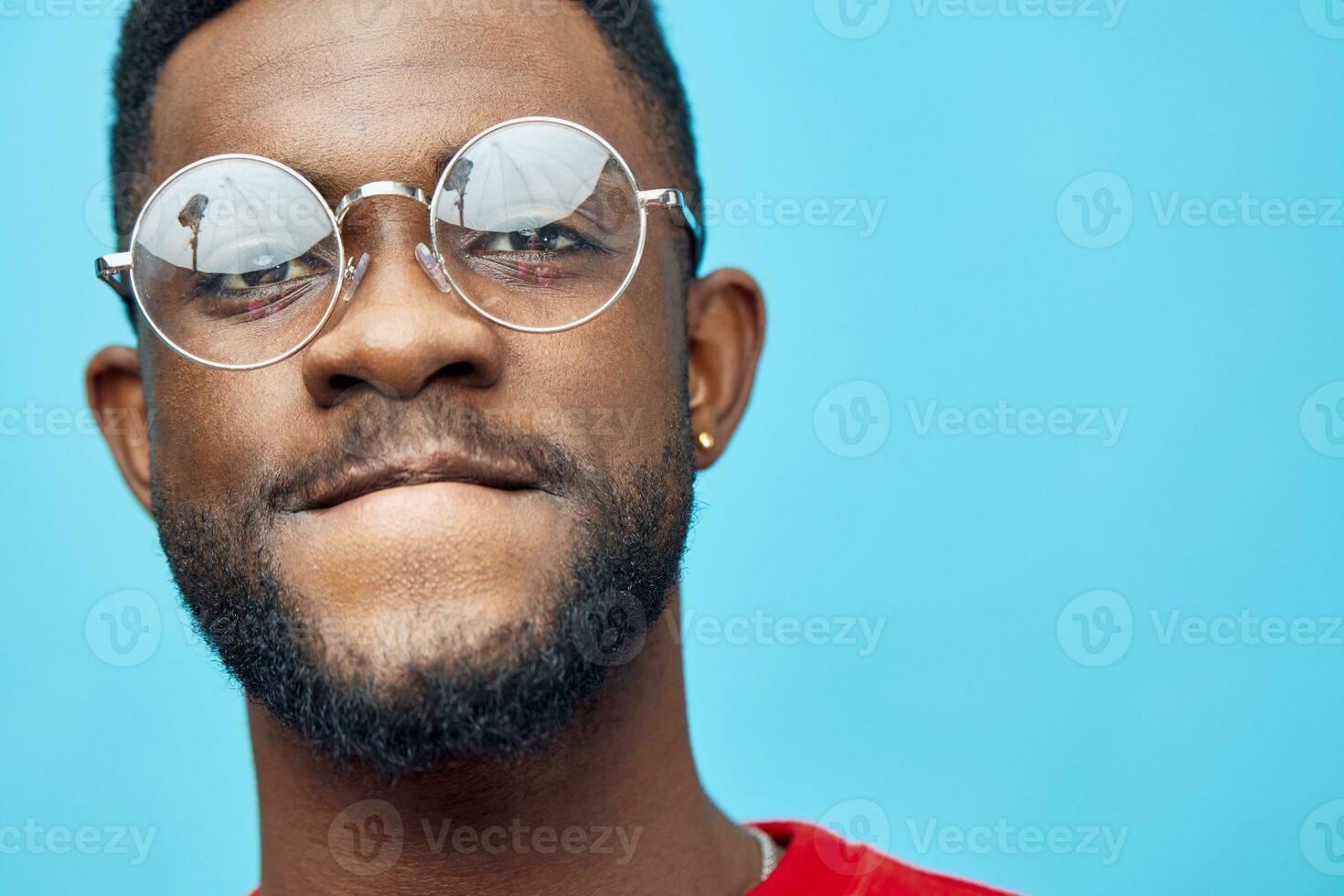 Mann schwarz afrikanisch amerikanisch Porträt Mode Stil Brille stilvoll Modell- Blau isoliert foto