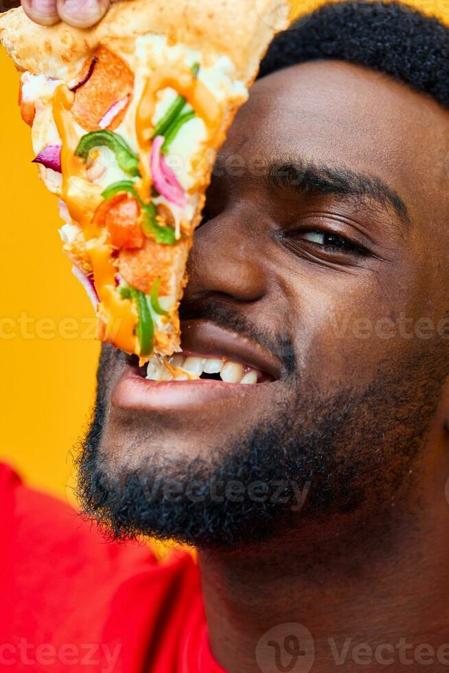 Studio Mann Lächeln schnell Kerl schwarz Lieferung Essen Pizza Essen Ernährung Hintergrund glücklich foto