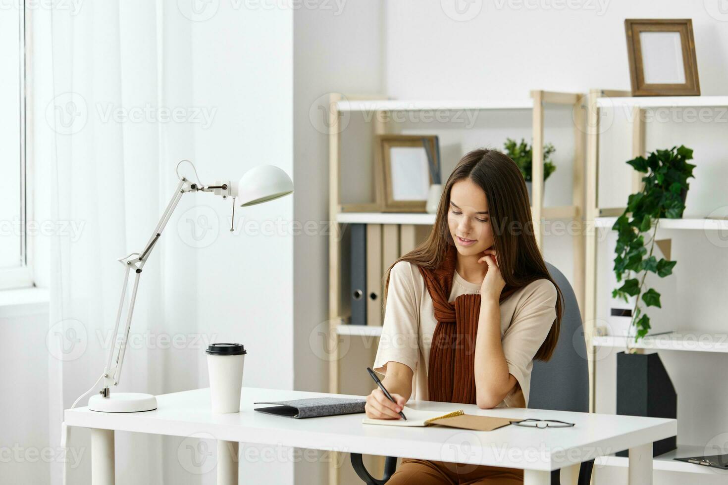 Teenager Mädchen Schüler Schülerin Tabelle Prüfung Bildung Vorbereitung Schreibtisch Notizbuch foto