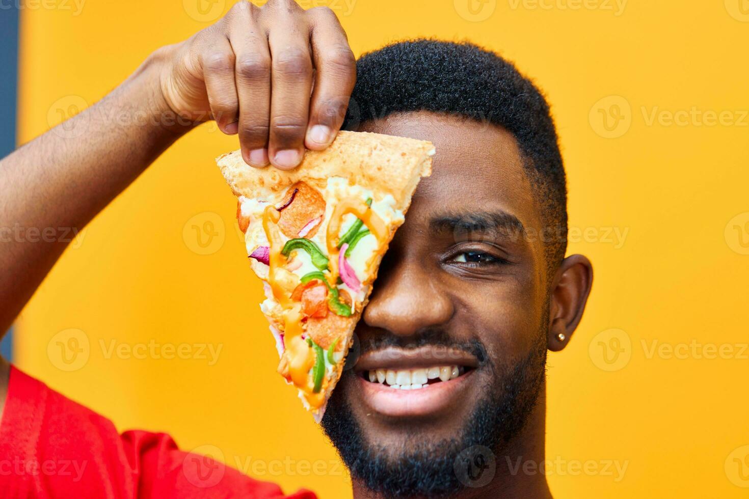 Mann schwarz Hintergrund schnell Pizza halt Lieferung Essen Italienisch Lächeln Essen Kerl glücklich foto
