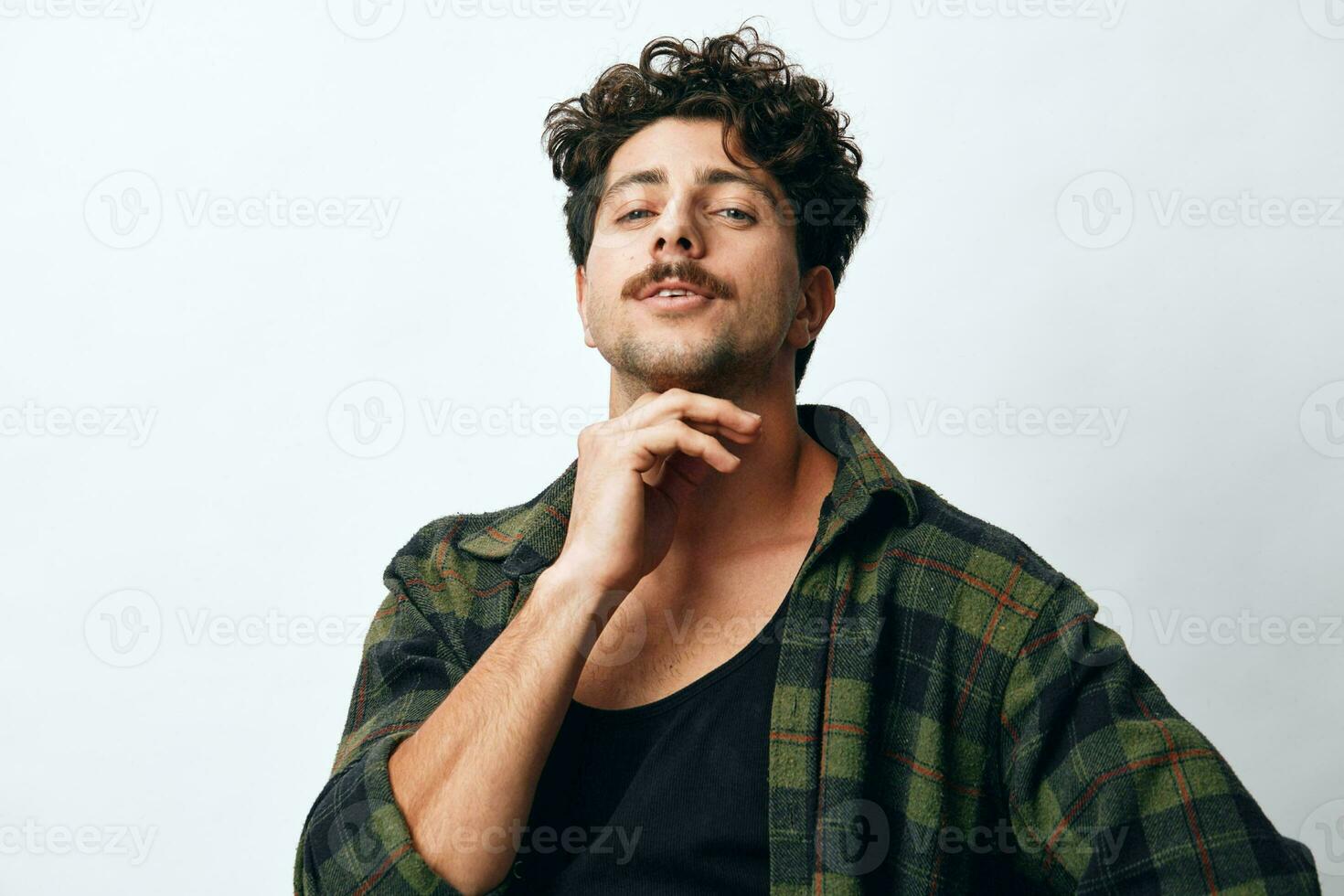 Mann Lächeln Copyspace modisch beiläufig Porträt Gesicht Hemd gut aussehend Hipster positiv Modell- isoliert Mode foto