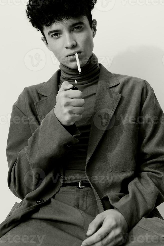 Mode Mann Zigarette Porträt und schwarz Rauchen Weiß foto