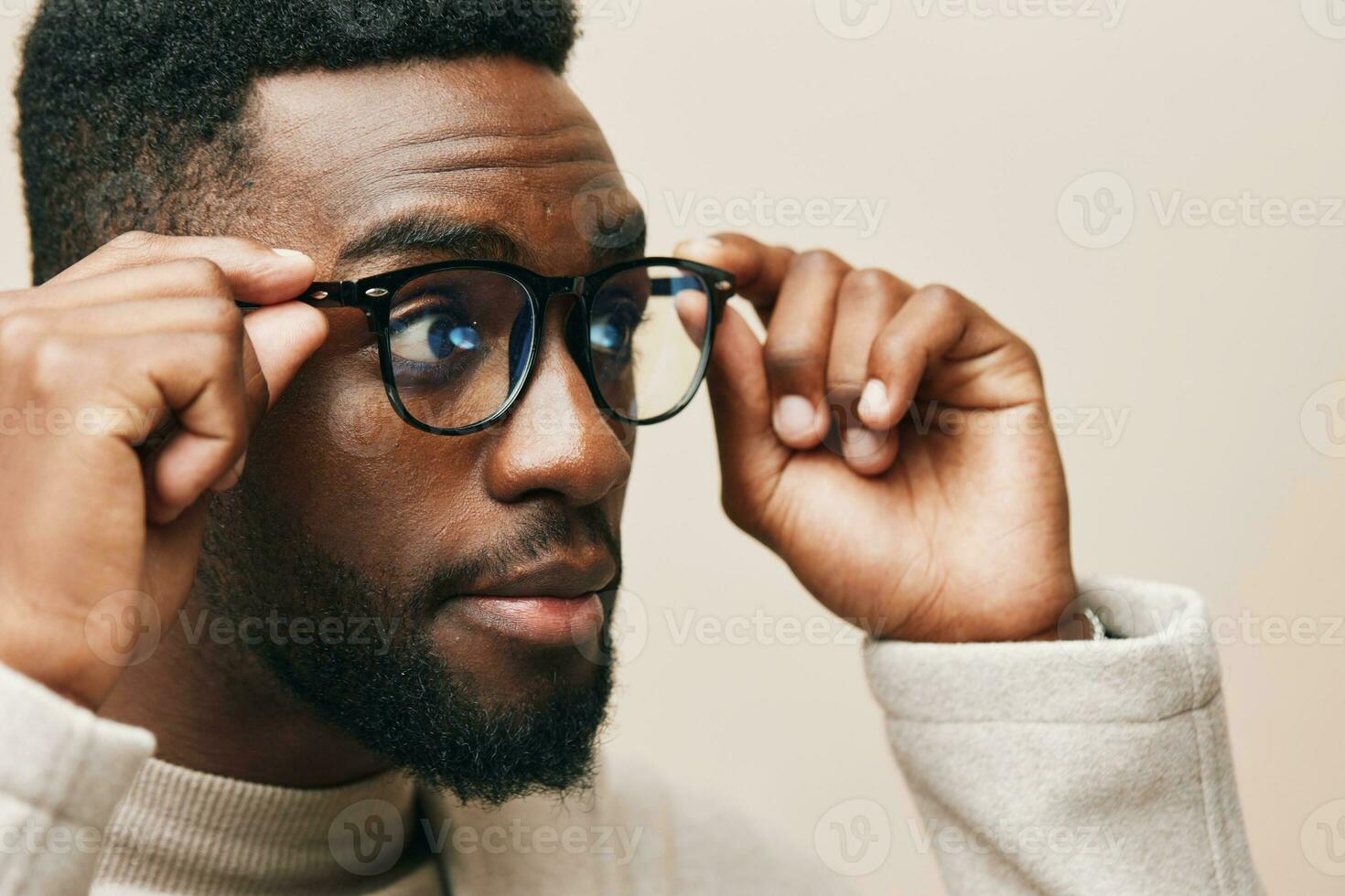 Mann Zubehörteil schwarz Modell- Beige Hintergrund Stil Mode Jacke afrikanisch Porträt stilvoll amerikanisch foto