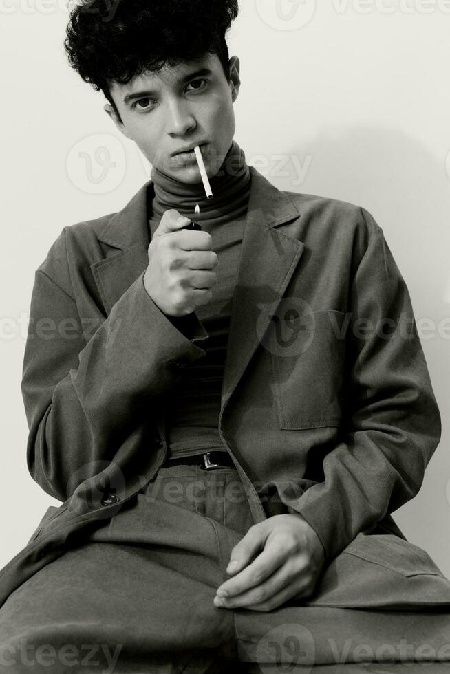 Mann Sitzung schwarz Porträt Weiß stilvoll Rauchen Hipster Mode nachdenklich Zigarette Schüler und foto