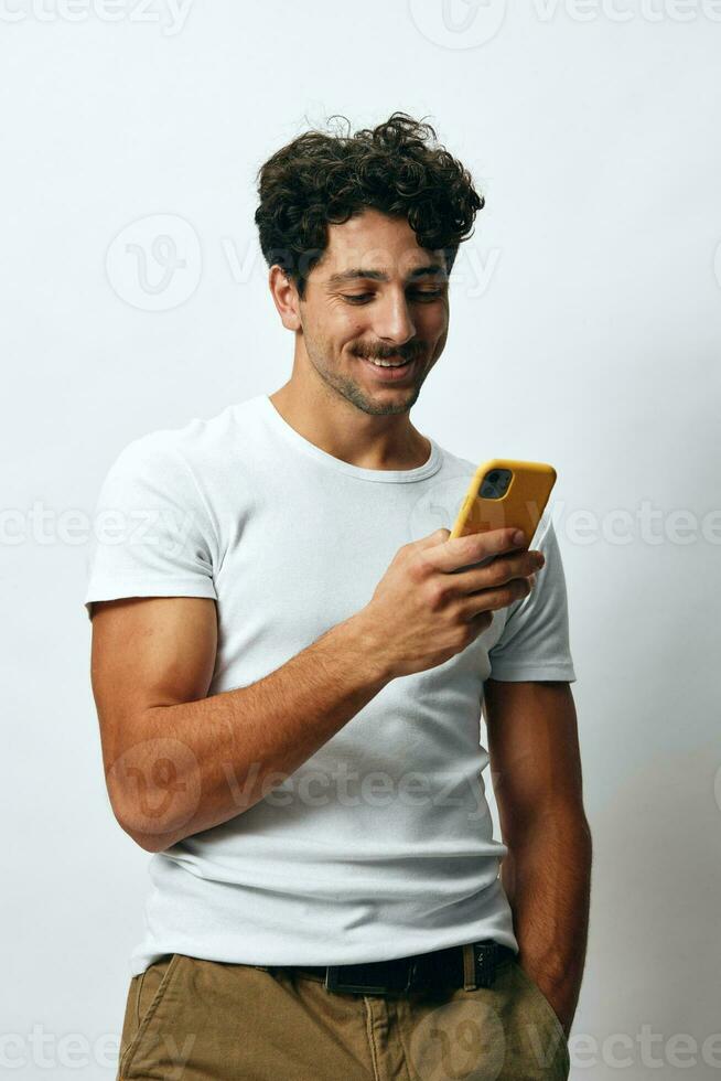 Hipster Mann T-Shirt Weiß Botschaft Porträt Telefon online Technologie Lebensstil Bart foto