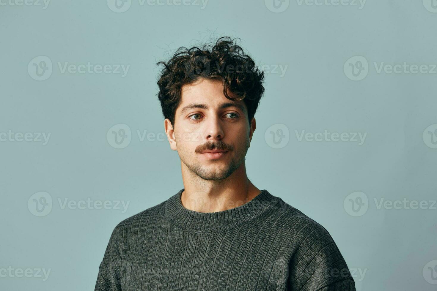 Mann Hipster Lächeln Mode Sweatshirt modisch Copyspace gut aussehend Gesicht Ausdruck Erwachsene Porträt einer foto