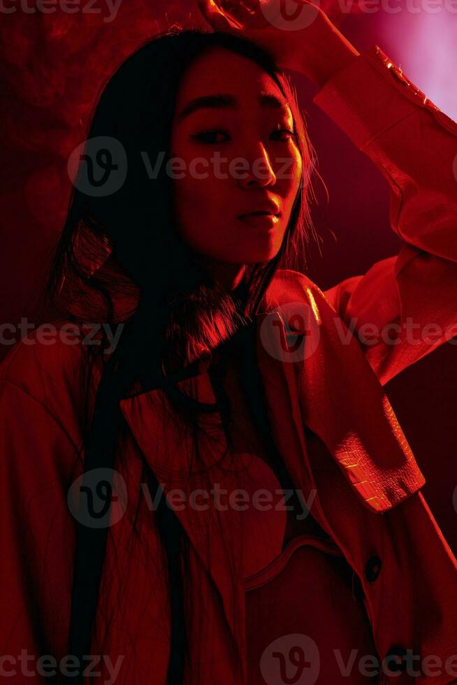 modisch Frau rot Neon- Konzept Porträt foto