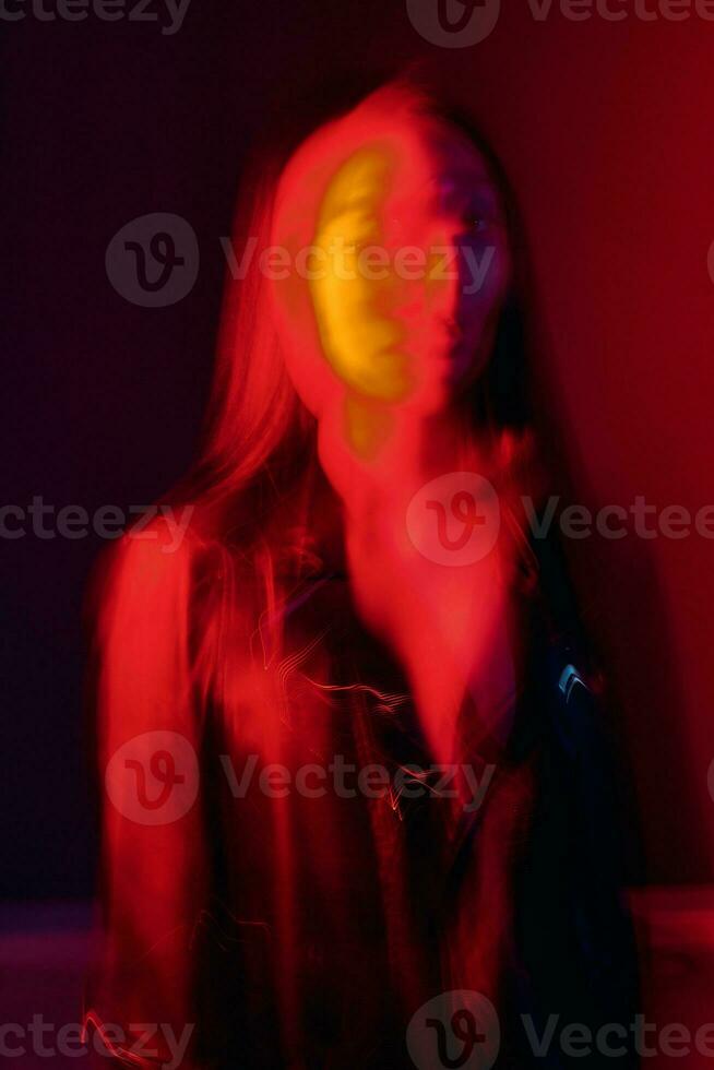 Frau Kunst Konzept modisch Erwachsene Licht Blau Porträt rot Neon- bunt Nacht foto