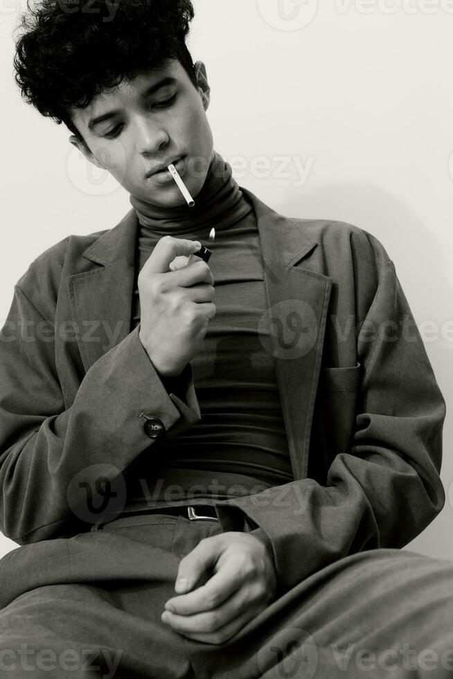 Mode Mann Kopf Porträt Zigarette Sitzung schwarz Weiß nachdenklich Rauchen Erwachsene und Hipster Schüler Person kaukasisch foto