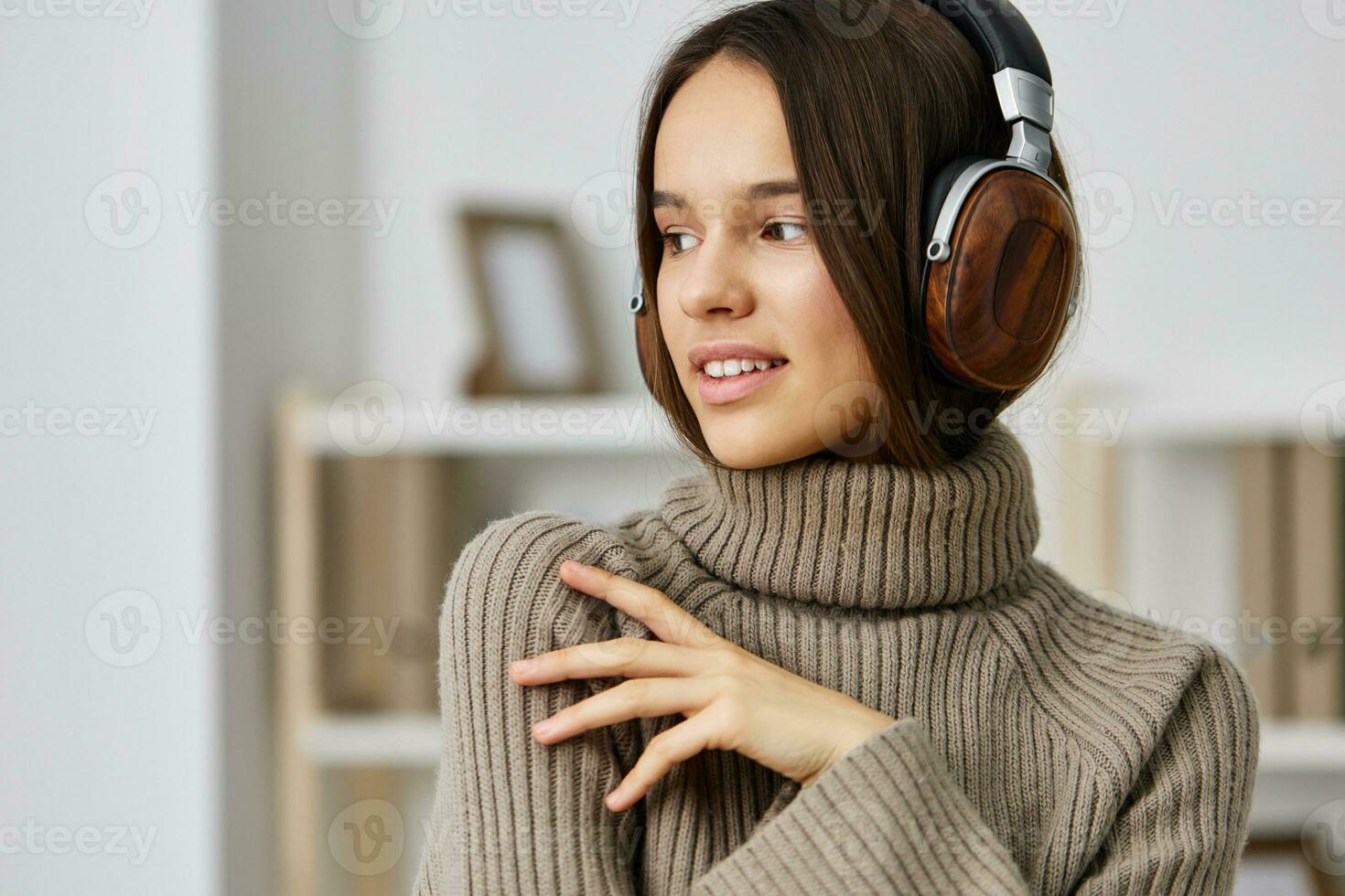 Musik- Frau Schüler kaukasisch Sofa Zuhause Kopfhörer glücklich Kopfhörer Innen- jung foto