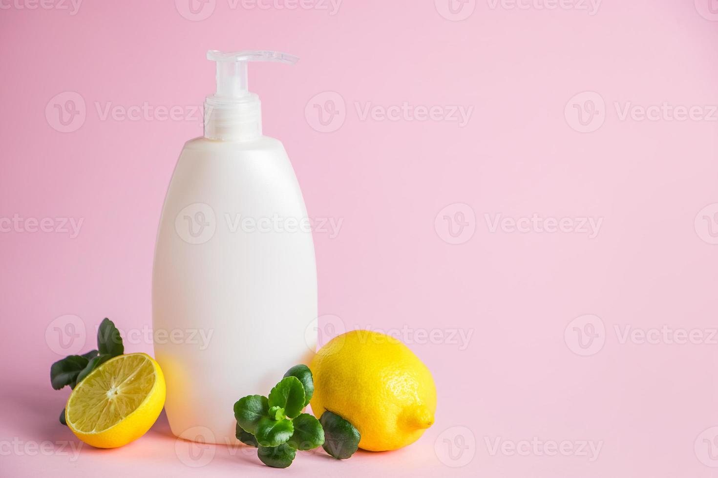 Naturkosmetik zur Hautpflege mit Zitrone. Bio-Schönheitsprodukt mit Zitrusfrüchten auf rosafarbenem Hintergrund. foto