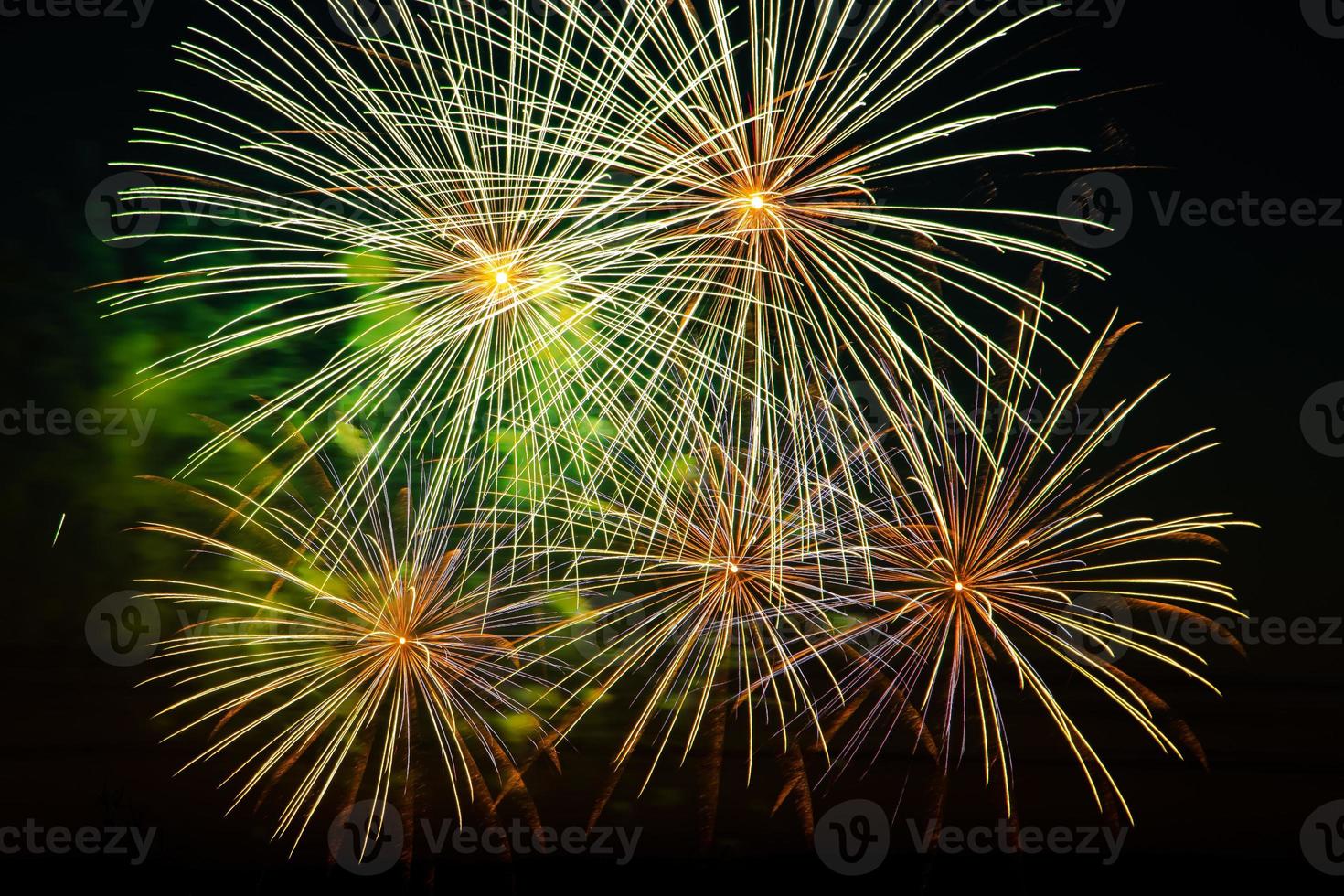 festliches Feuerwerk am Nachthimmel. heller mehrfarbiger Gruß auf schwarzem Hintergrund. Platz für Text. foto