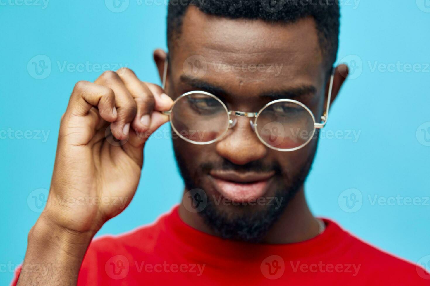 Mann Mode amerikanisch Blau Porträt Stil stilvoll Brille schwarz Ausdruck Modell- afrikanisch foto