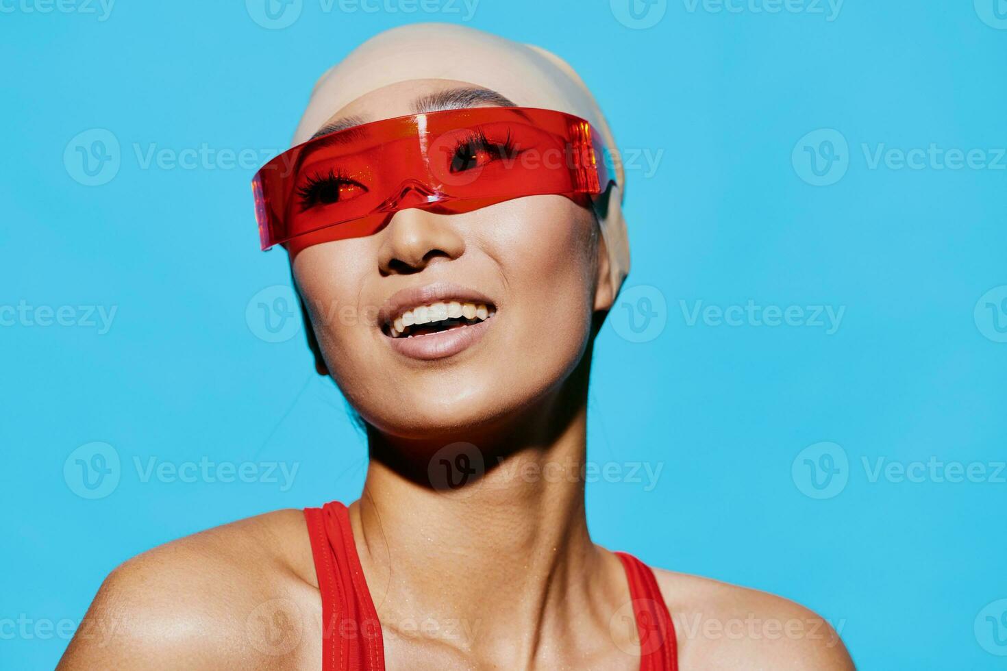 Lebensstil Frau Weiß Porträt Schönheit Emotion lächelnd rot asiatisch Glück Blau Sonnenbrille Mode foto
