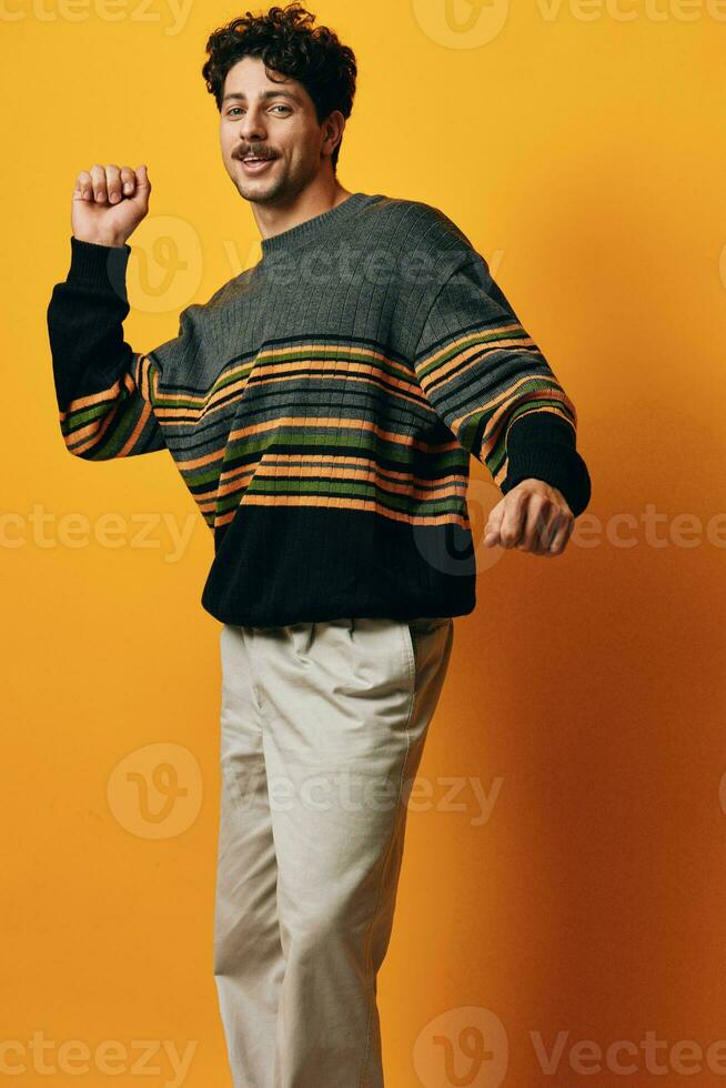 Schüler Mann männlich Porträt spanisch Lächeln glücklich Stehen Hintergrund Mode Person Sweatshirt Hand modisch Orange foto