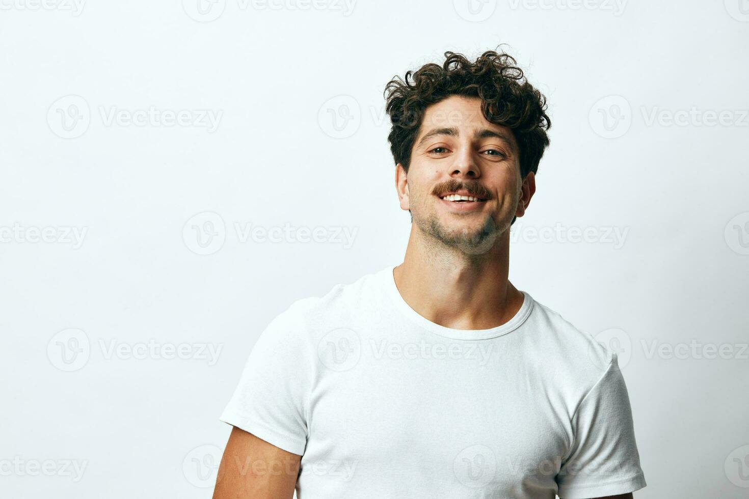 Hintergrund Mann Lächeln Weiß T-Shirt Porträt Ausdruck isoliert cool Hipster Idee lockig Erfolg Lebensstil Mode foto