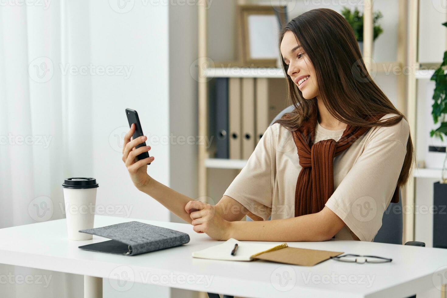 Lächeln Lernen Schüler Mädchen Bildung Blogger jung Laptop Selfie Telefon foto