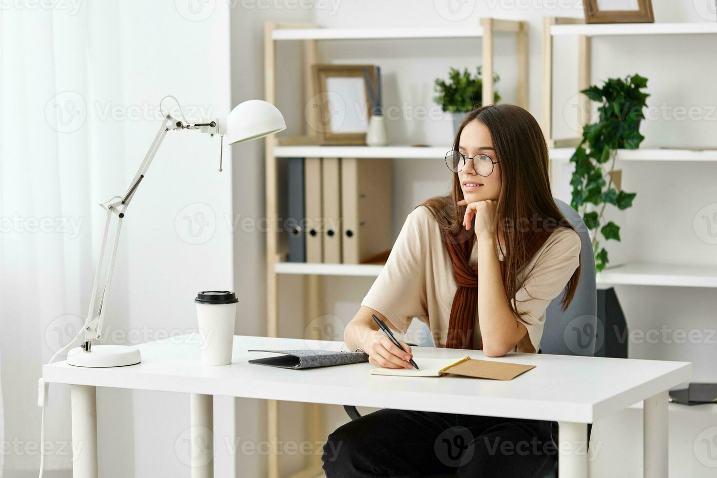 Schülerin Schreibtisch Teenager Vorbereitung Schüler Mädchen Bildung Prüfung Notizbuch Tabelle foto