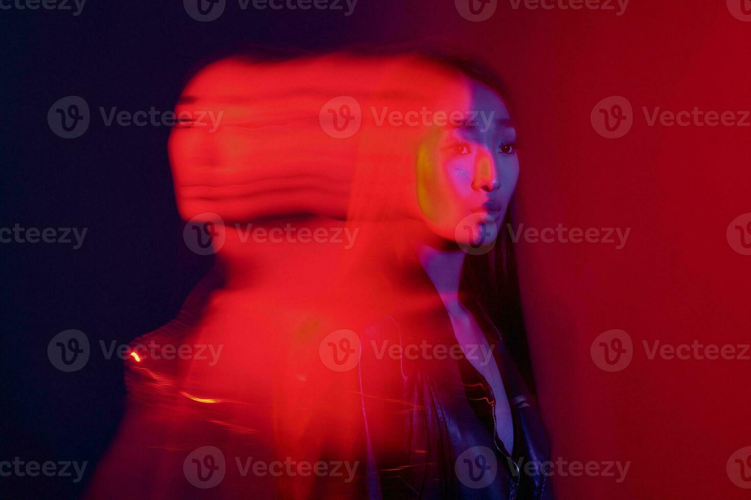 Frau Porträt bunt Konzept rot Licht deprimiert Kunst posieren Neon- modisch modisch Blau foto