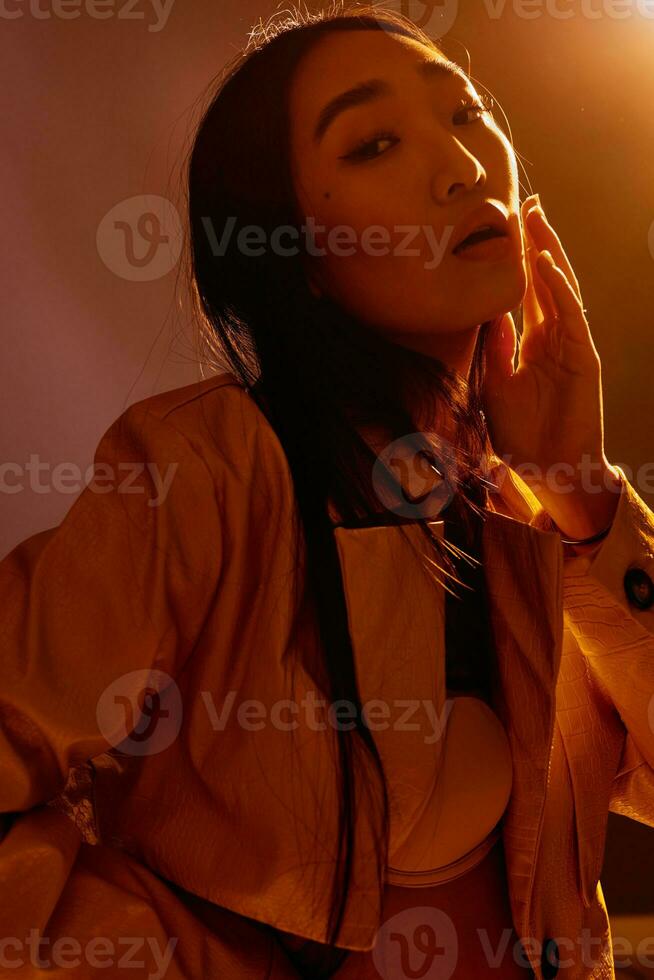 Frau Konzept Hintergrund modisch Kunst bunt Neon- Porträt Mode Orange modisch lila Licht foto