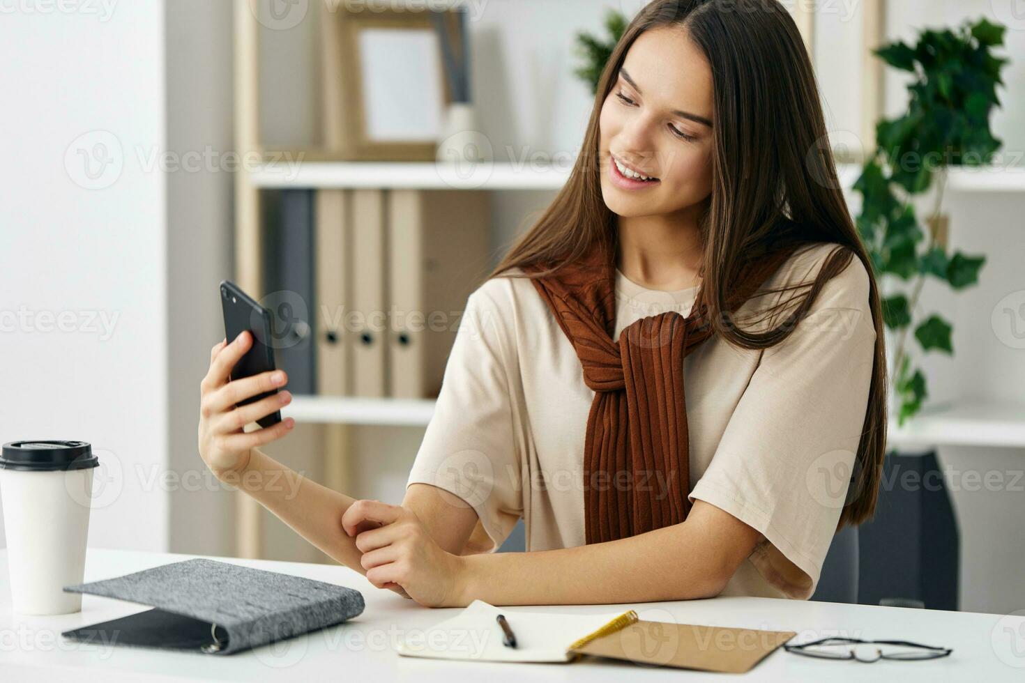 Blogger Mädchen Schüler Telefon Selfie Lernen jung Lächeln Laptop Bildung foto