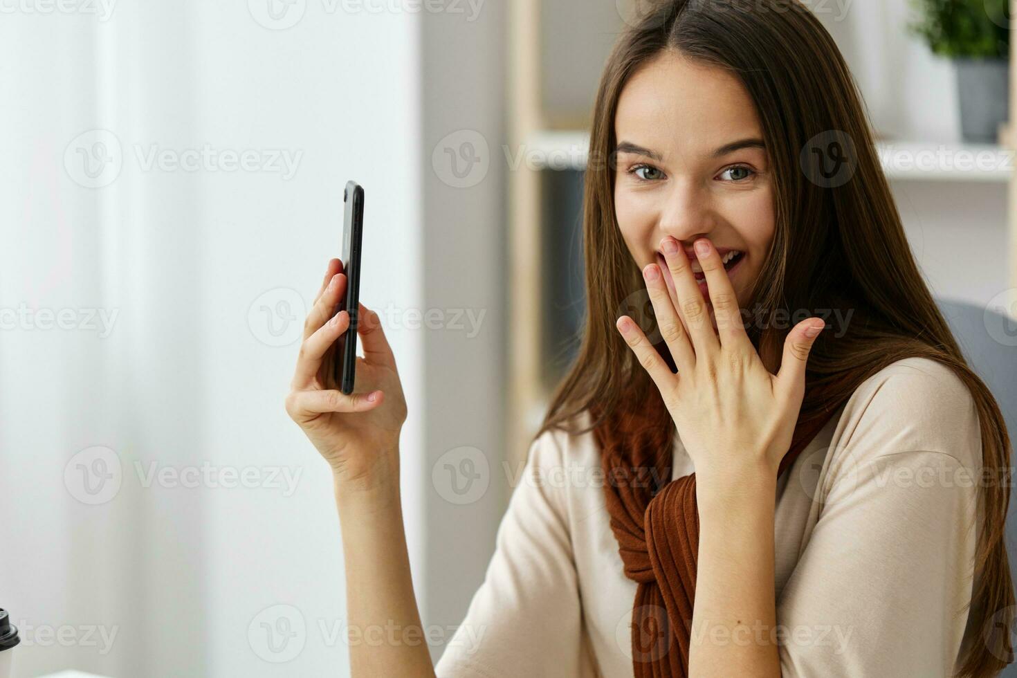 Telefon Mädchen Bildung Lächeln Schüler Blogger Laptop Selfie jung Lernen foto