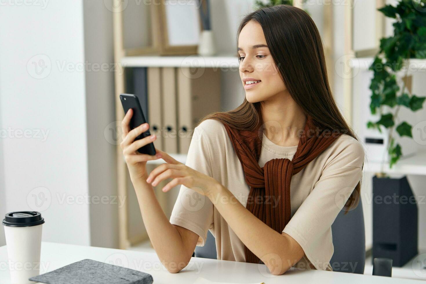 Lernen Mädchen Lächeln Telefon Schüler Bildung Selfie jung Laptop Blogger foto