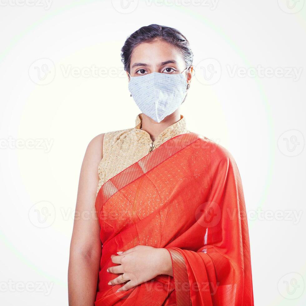 schön indisch Frau mit Gesicht Maske foto