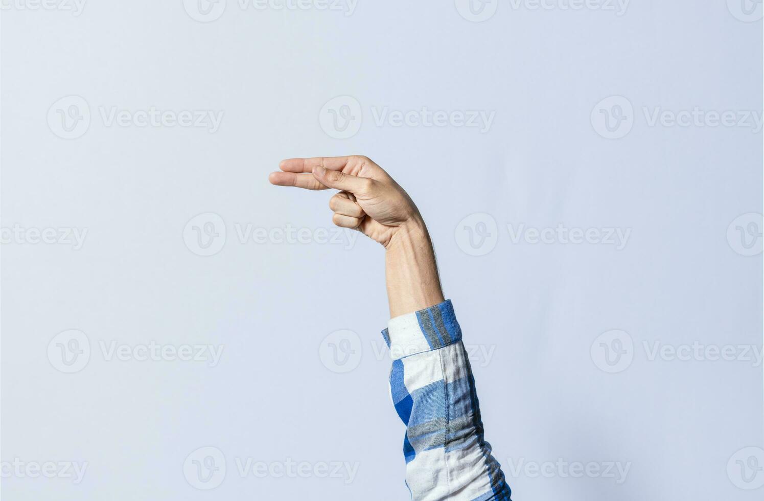 Hand gestikulieren das Brief h im Zeichen Sprache auf ein isoliert Hintergrund. des Mannes Hand gestikulieren das Brief h von das Alphabet isoliert. Briefe von das Alphabet im Zeichen Sprache foto