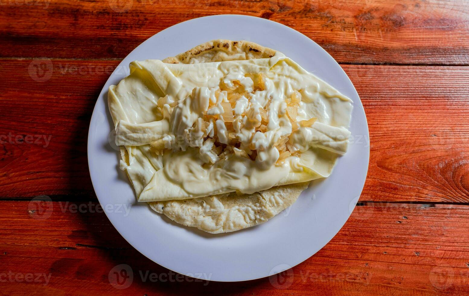 oben Aussicht von traditionell Käse mit eingelegt Zwiebel, traditionell Käse Gericht mit eingelegt Zwiebel und Creme. Konzept von typisch Lebensmittel von Latein Amerika foto