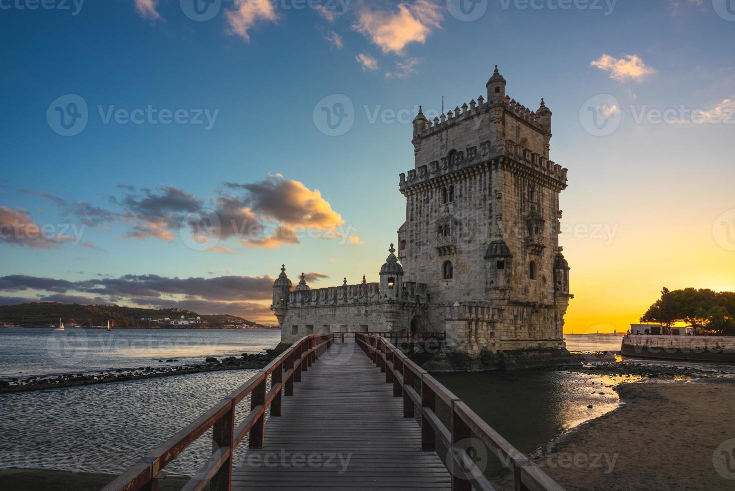 Belem-Turm im Stadtteil Belem von Lissabon in der Abenddämmerung foto