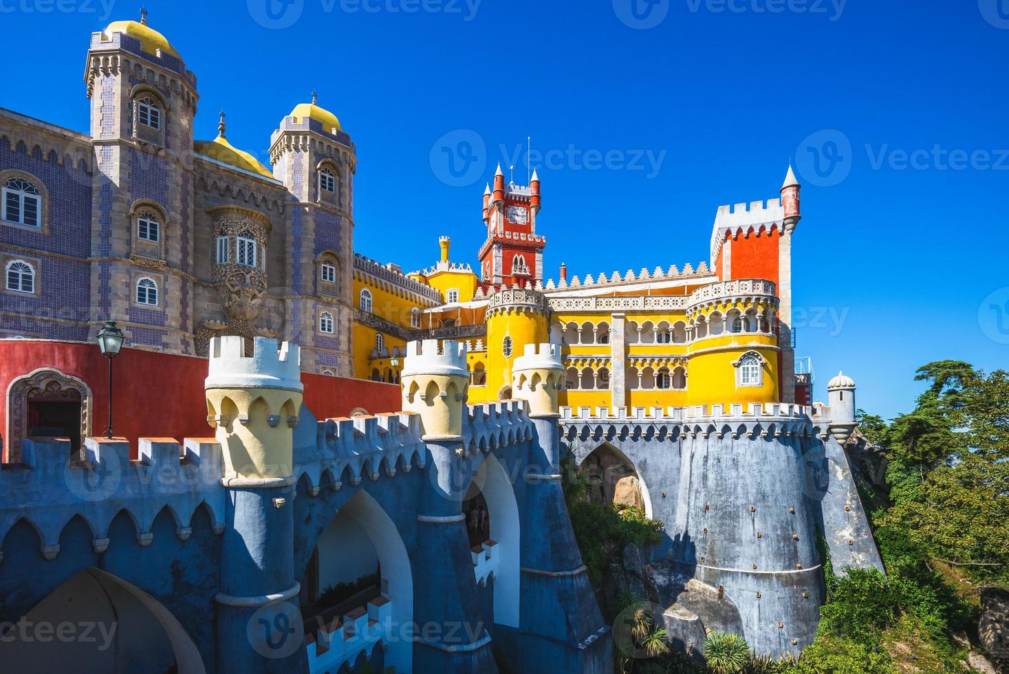 Pena-Palast auf der Spitze eines Hügels in Sintra, Portugal foto