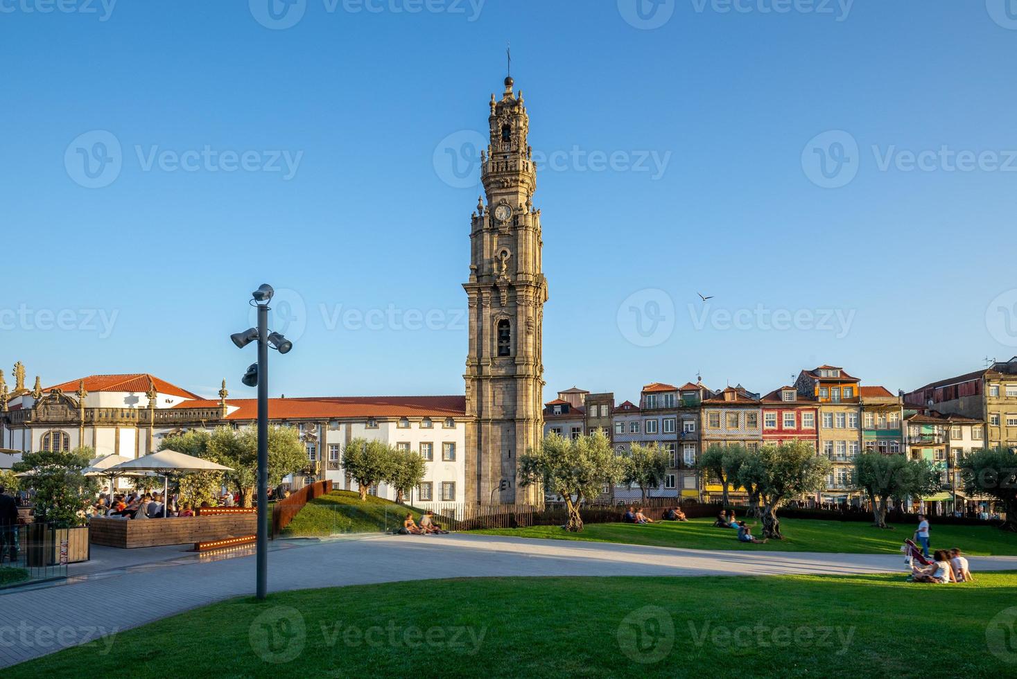 clerigos-turm ist ein glockenturm der clerigos-kirche in porto, portugal foto