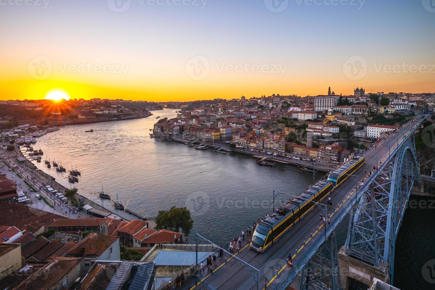 Stadtbild von Porto in Portugal in der Abenddämmerung foto