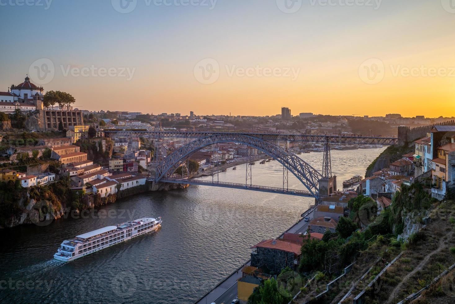 Stadtbild von Porto in Portugal in der Abenddämmerung foto