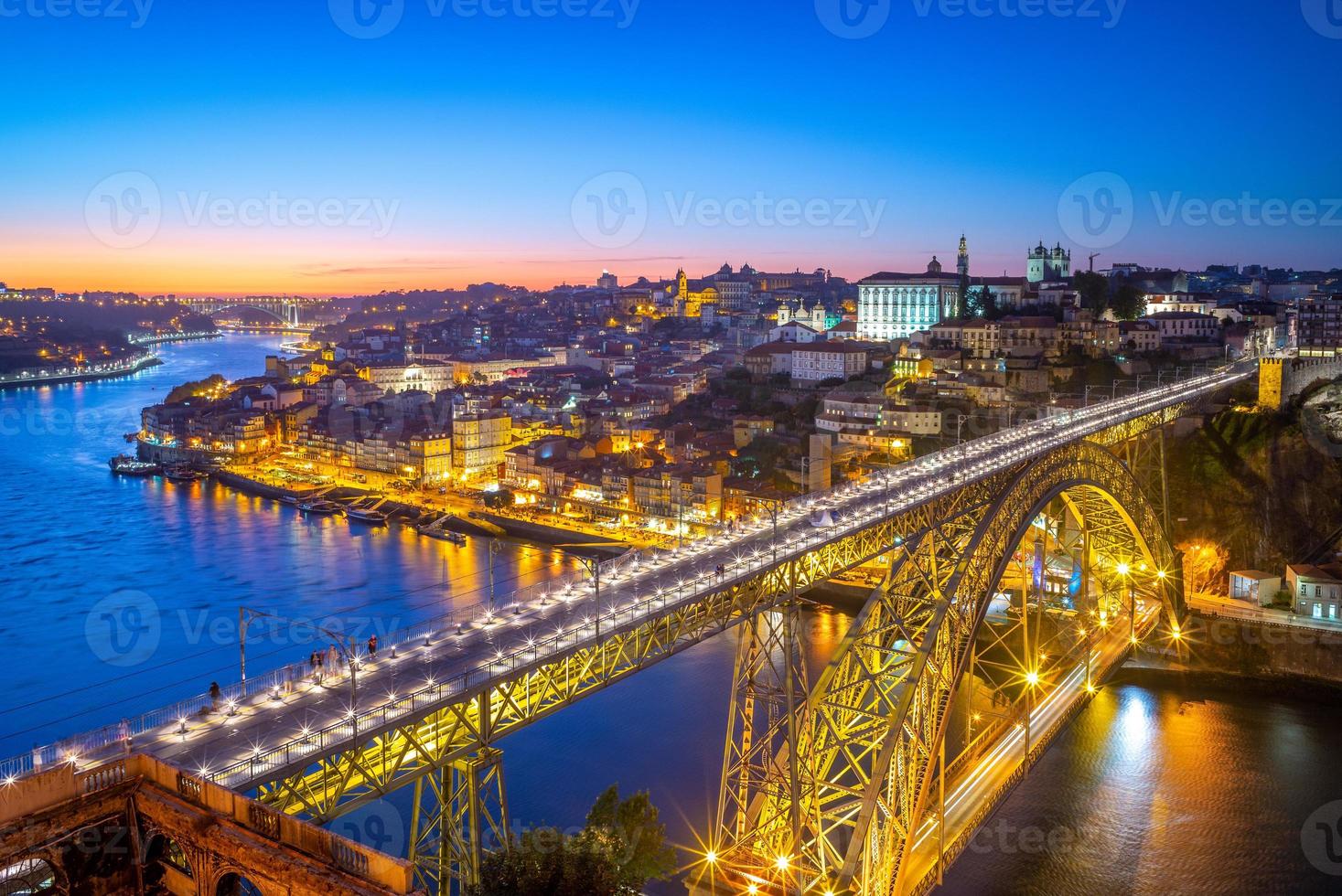 stadtbild von porto in portugal mit luiz i bridge foto