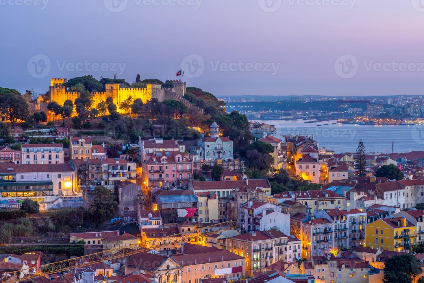 Nachtansicht von Lissabon und Saint George Castle, Portugal foto