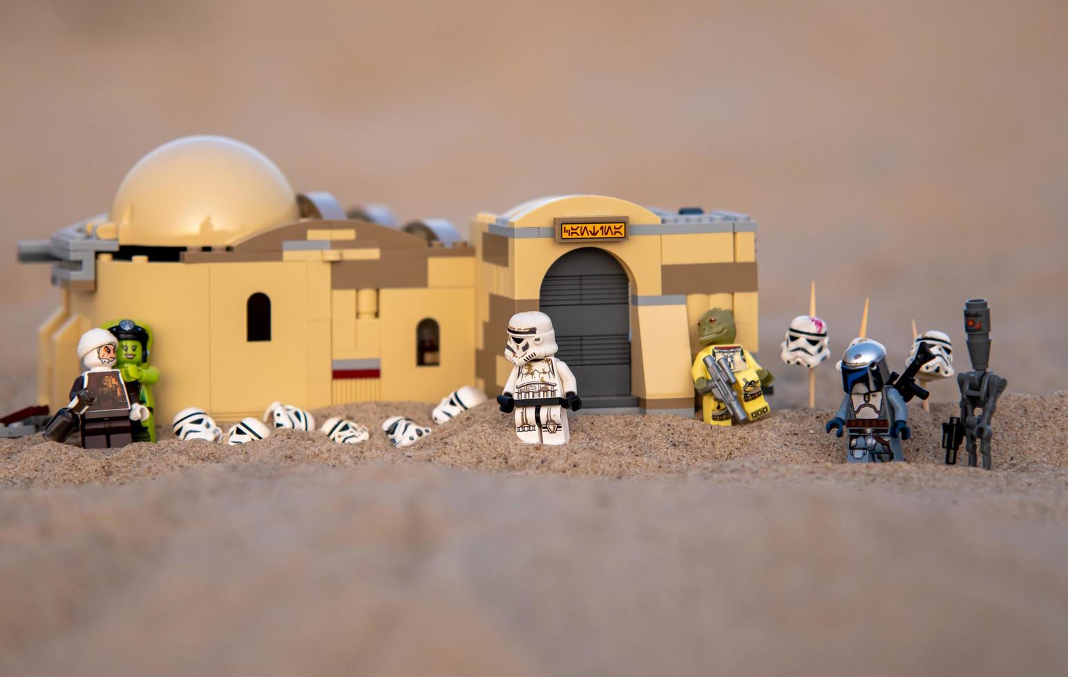 Warschau 2020 - Lego Star Wars Minifigur Mandalorianer in der Tatooine-Wüste foto