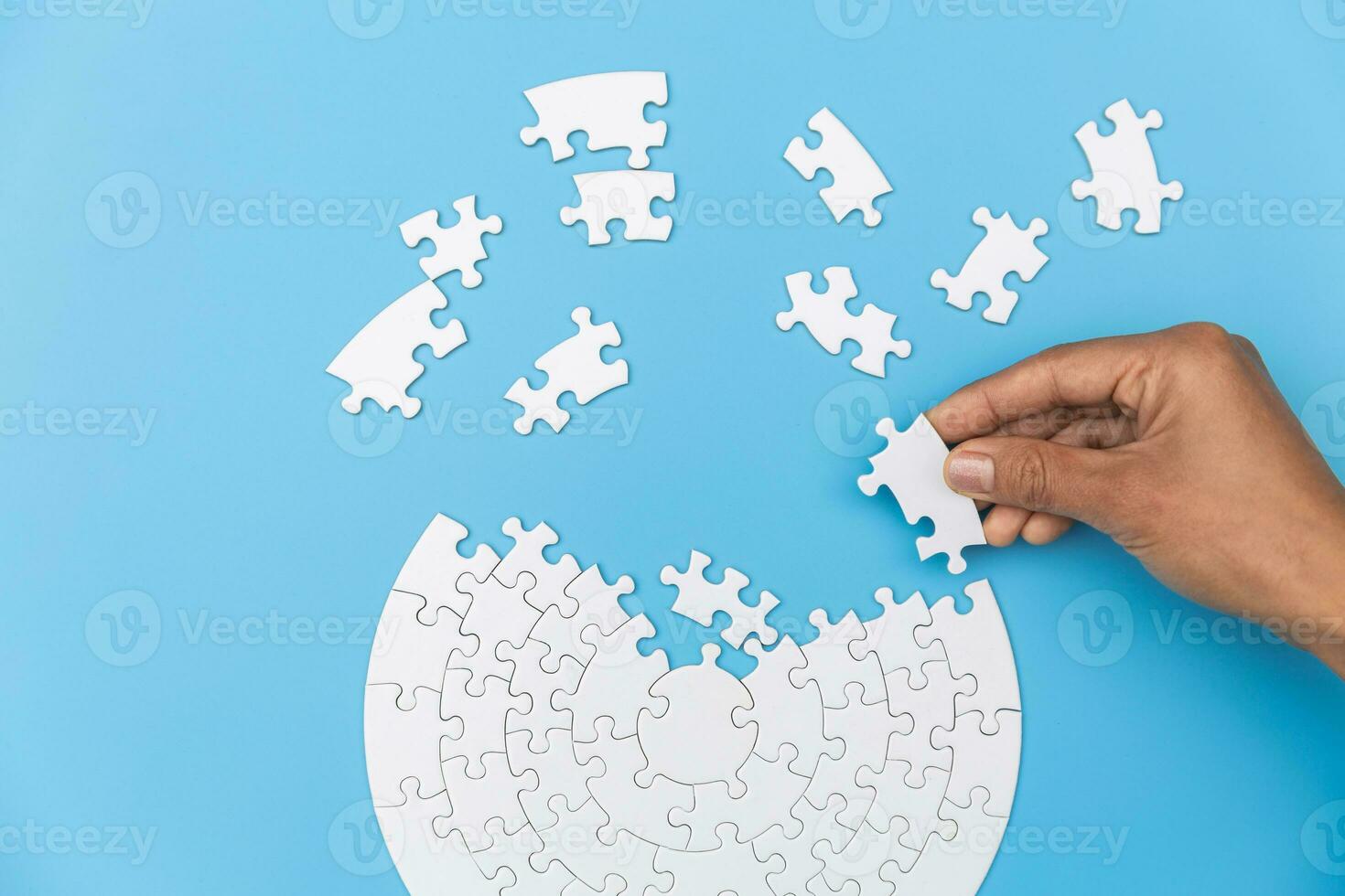 Puzzle-Verbindung, Puzzle in der Hand eines Geschäftsmannes, Geschäftsteam, das Puzzle zusammenbaut. foto