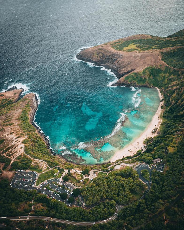 Helikopter-Luftbild einer Hanauma-Bucht in Oahu, Hawaii foto