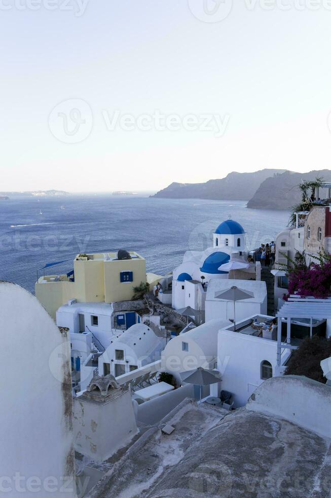 oia Dorf auf Santorini Insel im Griechenland beim Sonnenuntergang foto