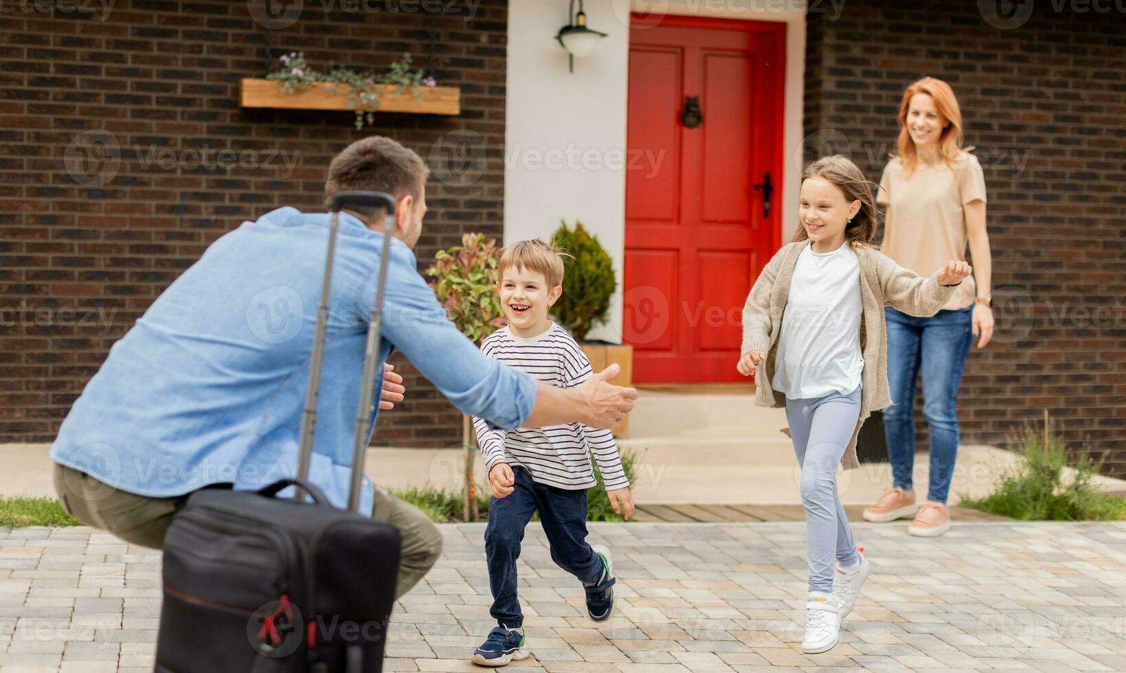 Vater kam Zuhause von das Ausflug und Sohn, Tochter und Ehefrau Laufen zu Treffen ihm foto