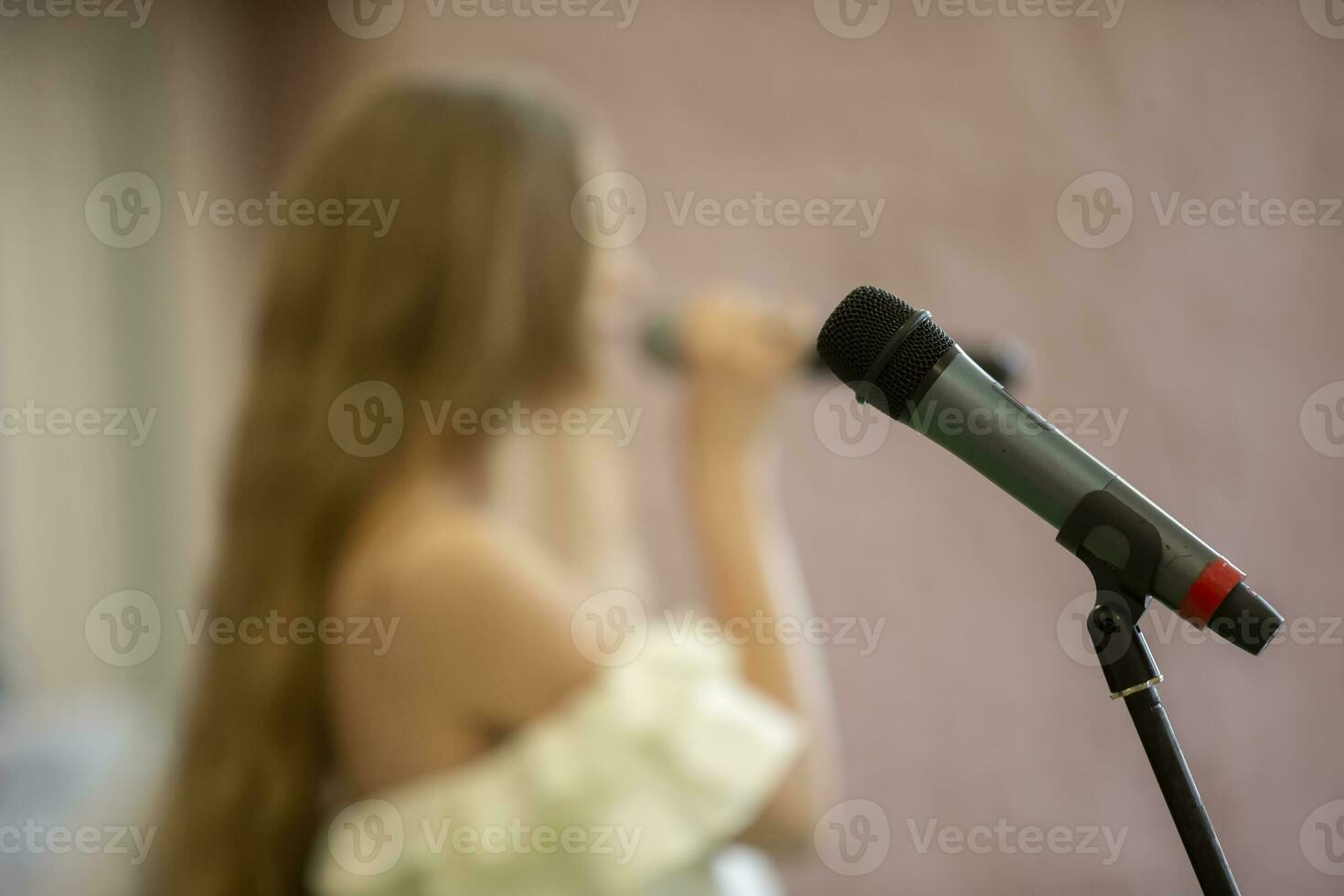 Bühne Mikrofon auf das Hintergrund von das verschwommen Sänger. Performance oder Erwägungsgrund. foto