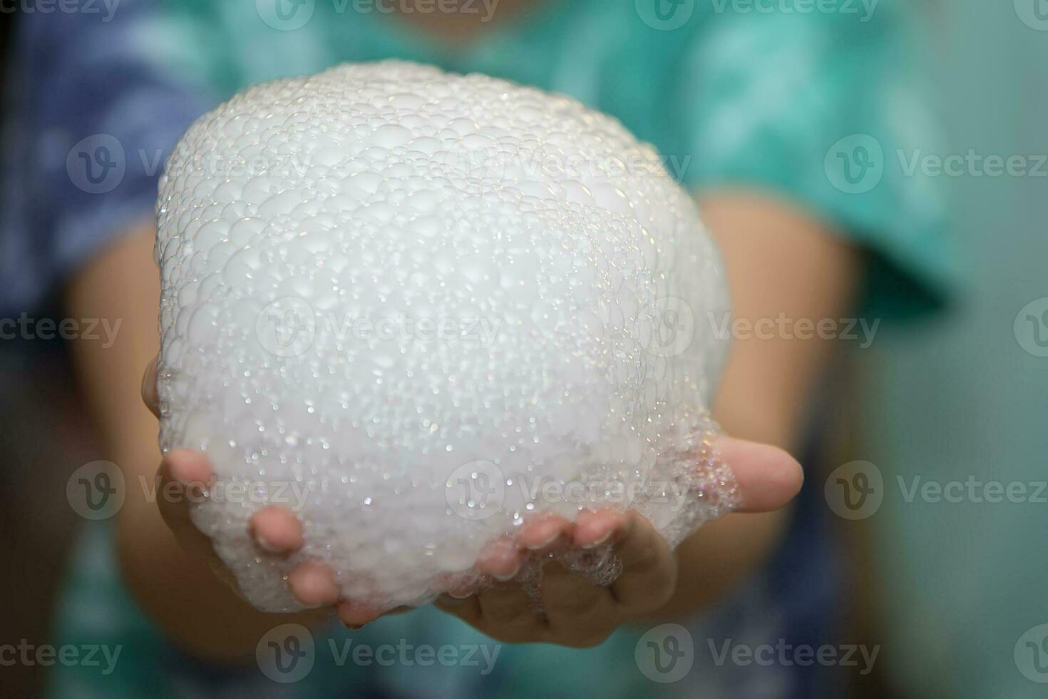 Labor Chemie Experiment mit Schaum und Dämpfen.Labor chemisch Experiment mit Schaum und Dampf. Hände halten Schaum. foto