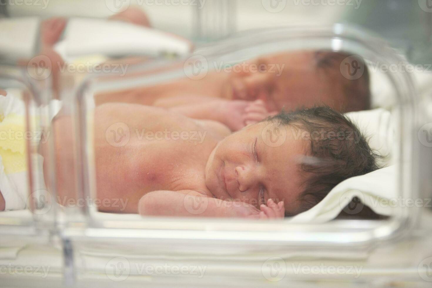 Neugeborene Kinder sind im das Kisten im das Krankenhaus. foto