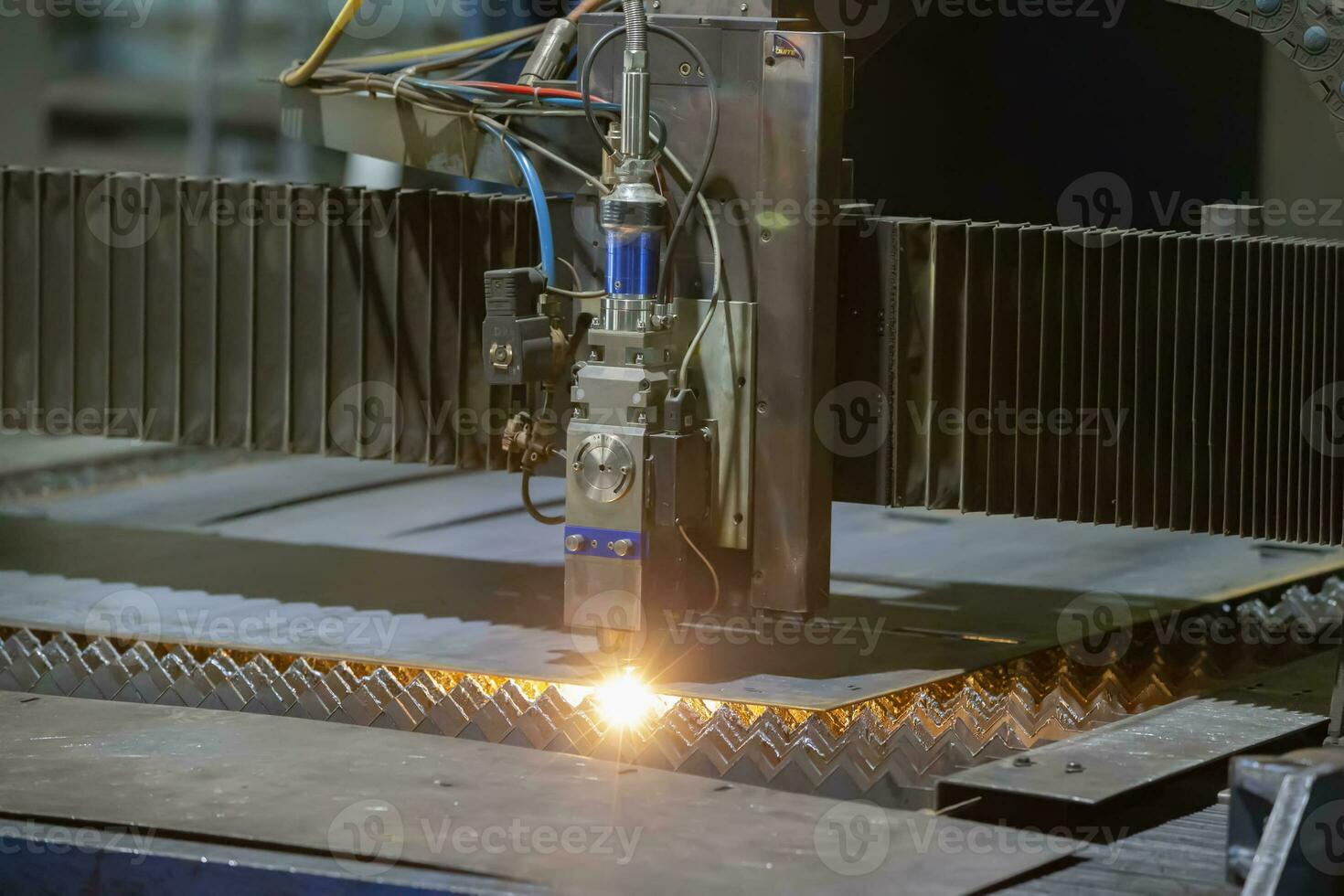 Schneiden von Metall. Funken fliegen von laser.laser Schneiden Maschine Arbeiten mit Blatt Metall mit Funken beim Fabrik, Pflanze. foto