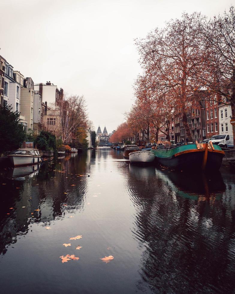 Blick auf das Wasser von Amsterdam, Niederlande foto