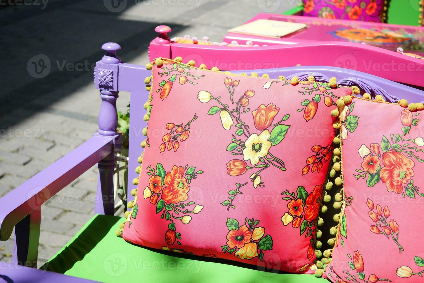 Rosa Farbe Textur Kissen auf ein alt Sofa auf Cafe im Istanbul foto